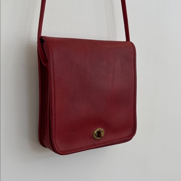Vintage Coach NYC Red Compact
Pouch Flap Crossbody turn lock 2067 - Picture 2 of 11
